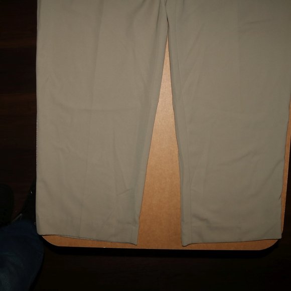 L.L. LL Bean Pleated Beige Pants Waist 38x33 Insm - Picture 4 of 8